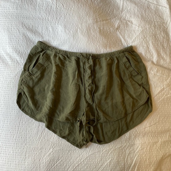 💚H&M SHORTS💚 - Picture 1 of 3